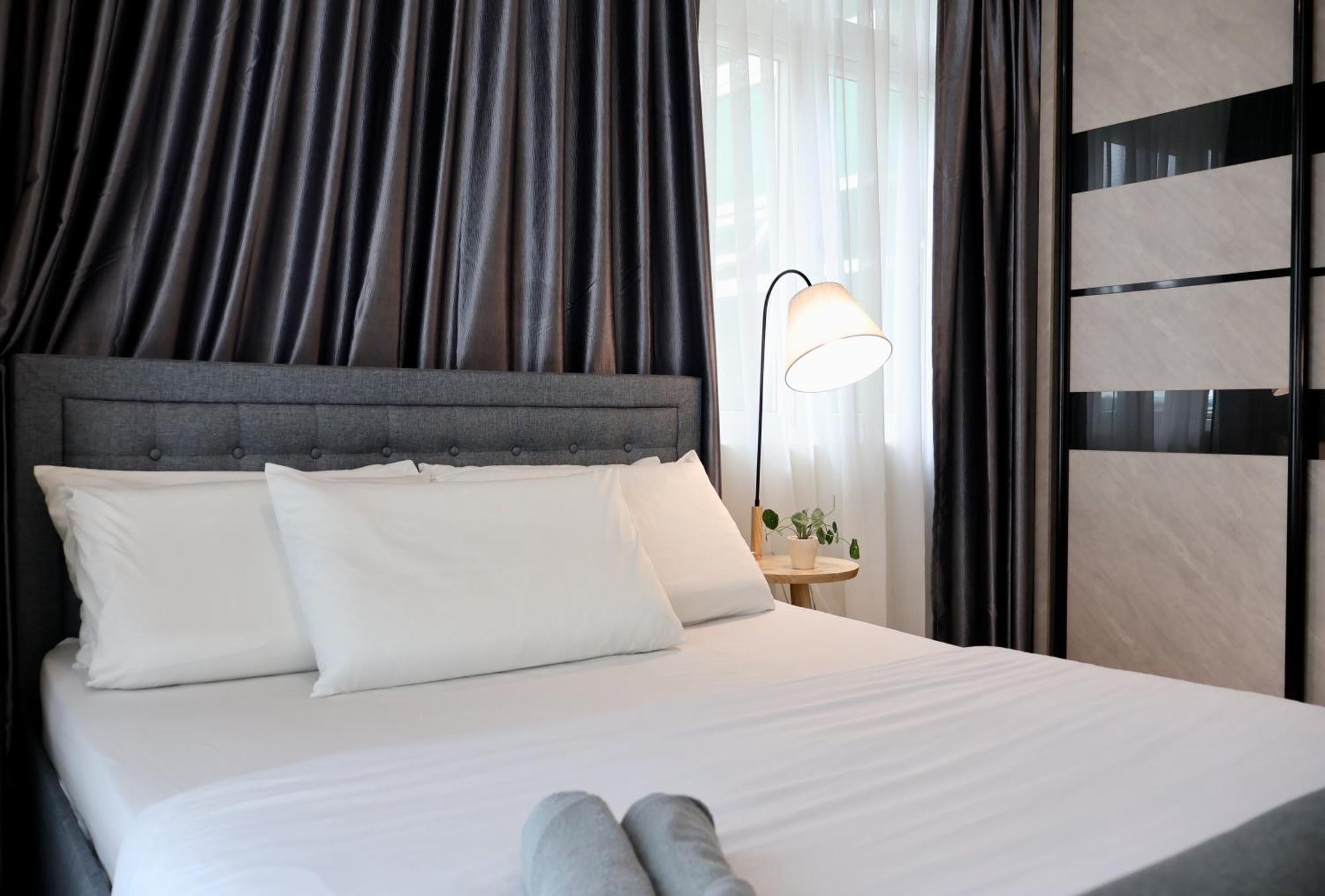 Town - Riverbed - Luxury * Kuching